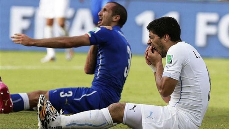 Piala Dunia 2014 diwarnai momen menggemparkan gigitan Luis Suarez terhadap Giogio Chiellini. Namun, kini sang bek tengah Italia  justru memuji aksi Suarez itu. Copyright: © INDOSPORT